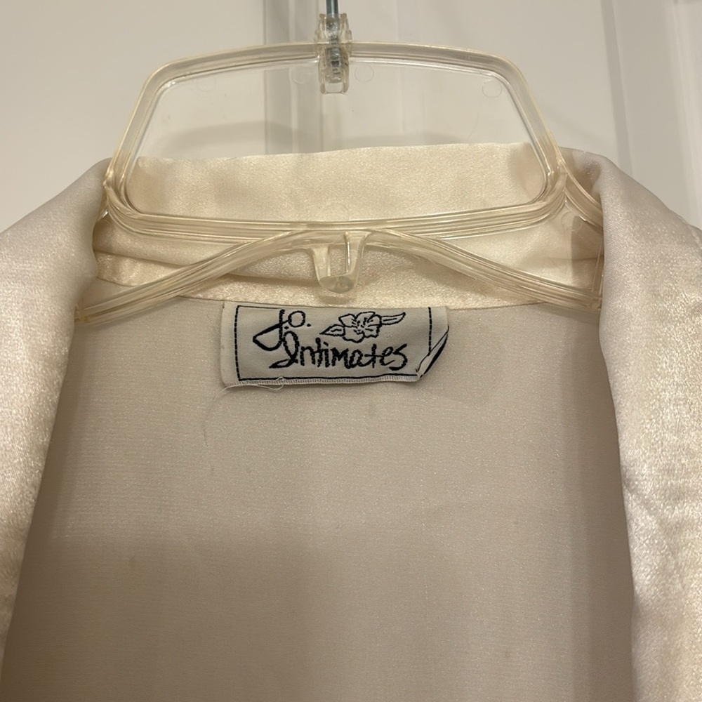 Vintage ivory robe. Size small. - Picture 2 of 5